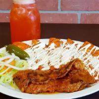 Enchiladas Michoacanas · 6 enchiladas a la plancha en salsa roja con queso adentro, y  queso y crema encima, servido ...