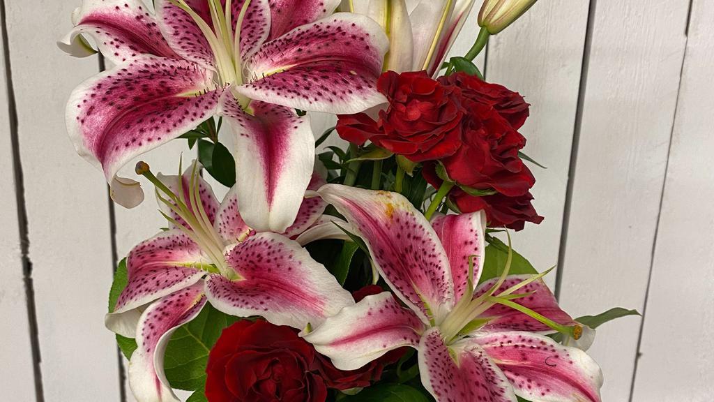 Sweet And Lovely  · Scented stargazer with red spray roses in budvase