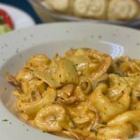Tortellini Modo Mio
 · Cheese tortellini pasta with mushrooms, shallots, chopped ham, diced tomatoes & artichoke he...