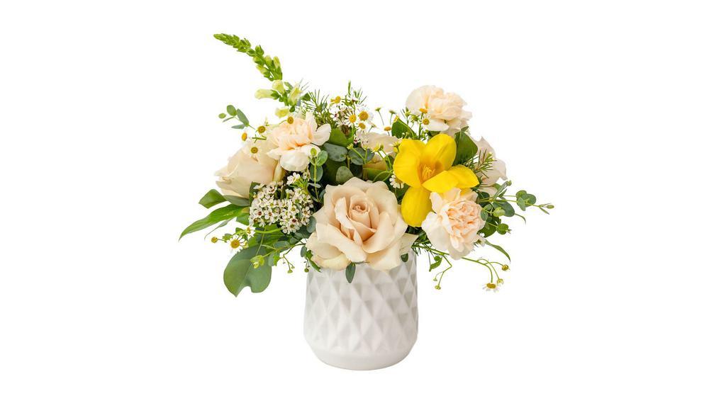 Designer'S Choice - Classically Neutral · How neutral is neutral? Think whites, creams, tans, yellows & soft pinks!

Each arrangement in this style is handcrafted and one-of-a-kind, using the freshest flowers available

Please note: Flower type, design, and color will vary from the photo shown. Each arrangement is uniquely created by one of our artist

Standard - 12 to 15 Blooms with Greenery

Deluxe - 20 to 25 Blooms with Greenery

Premium - 30 to 35 Blooms with Greenery 

** Deluxe & Premium will feature more luxury florals such as peonies, proteas, orchids & garden roses