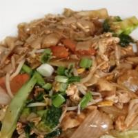 Pad Sa-Si-Ew · Stir fried wide rice noodles with egg, broccoli, carrots, onions, Napa cabbage & a delicious...