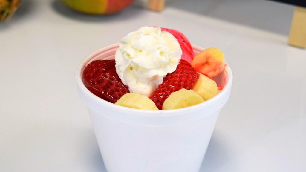 Fresa Banana Sundae · Two scoops of strawberry ice cream, fresh strawberry and banana, strawberry syrup and whip cream.