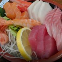 Sashimi Combo L · 3 salmon, 3 tuna, 3 red snapper, 3 white fish, 1 shrimp.