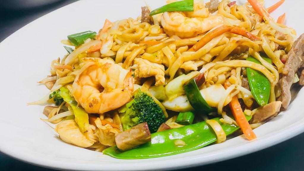 Combination Lo Mein · Delicious egg noodles stir-fried with beef,pork,chicken&shrimp with assorted vegetable.