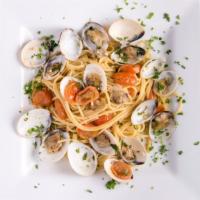 Linguini Alle Vongole · Clams in a light tomato sauce , with cherry tomatoes, garlic, white wine and parsley