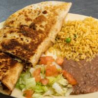 Quesadilla · Servido con arroz, frijoles y vegetales. / Served with rice, beans, and veggies.