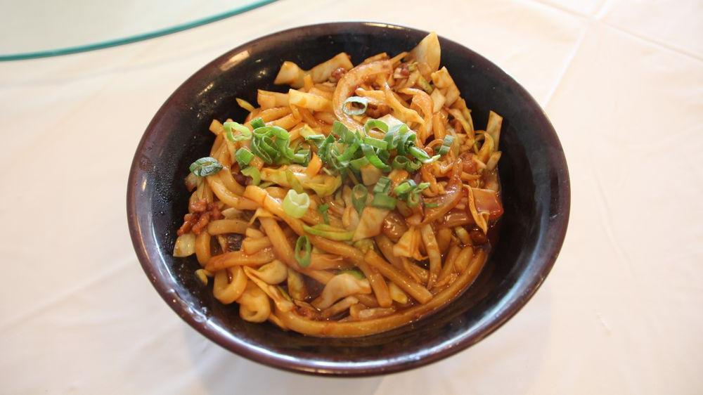 Shanghai Style Udon / 上海乌冬 · Soy sauce based stir fried udon with vegetables.