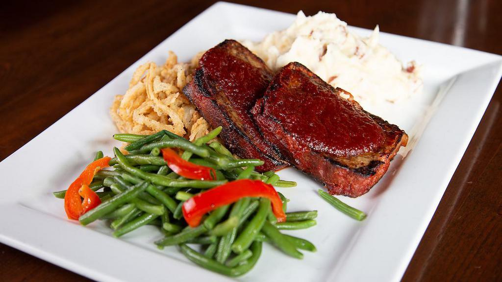 Big Mike'S Meatloaf · Two slices of grilled meatloaf made with Creekstone Farms Black Angus Beef and
fresh ground pork, wrapped with bacon, glazed with chili sauce. Frizzled onion strings, mashed potatoes and green beans.