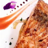 Grilled Salmon · Filete de salmon a la plancha.
