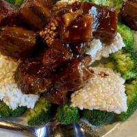 锅巴红烧肉 / Rice Crispy Bellies · Pork belly, broccoli, rice crispies.