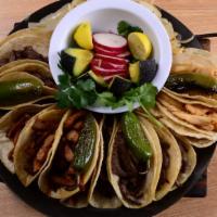 Comal Taquero · Incluye 8 tacos de res, 4 de pollo y 4 al pastor, ademas de rabanitos, cilantro, limon, cebo...