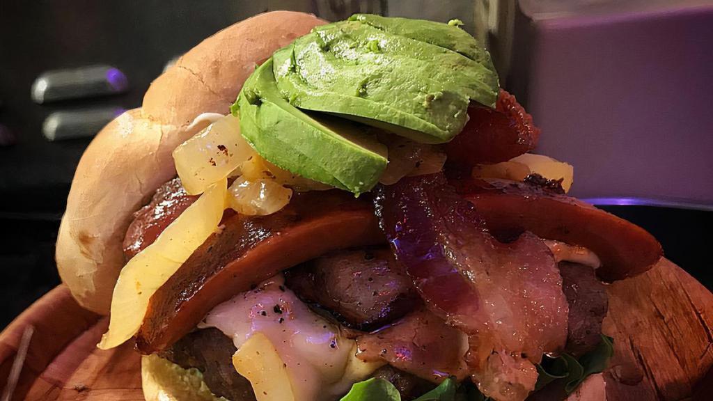 Mucha Carne · Cheeseburger, grilled ham, hotdog, bacon, avocado and grill onions.
