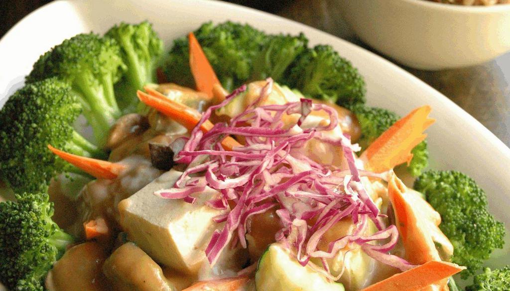 Bangkok Café Bathing Rama · Soft tofu, spinach and seasonal vegetables, with caramelized onions & mushrooms and fresh bean sprout. Topped with peanut sauce.