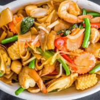 Drunken Noodle · Choice of meat stir fried flat rice noodle with onion, bell pepper, green bean, mushroom, an...