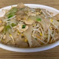 Kua Gai · Choice of meat stir fried flat rice noodle with egg, green onion, bean sprout, and lettuce.