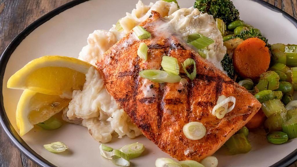 Broiled Lemon Salmon · Atlantic Salmon filet broiled with lemon butter served with red skin mashed potatoes and sautéed fresh veggies.
CAL. 570 - 770