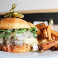 Stratford Burger · 1/3 lb. beef patty, white cheddar, garlic aioli, tomato, iceberg lettuce, flour top bun