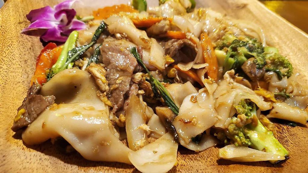 Kee Mao · Choice of meat, wide noodles, egg, carrot, bell peppers, mushrooms, broccoli, and basil.