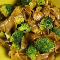 Vegan Pad Siew ** · Rice noodles and broccoli in Vegan cooking sauce.