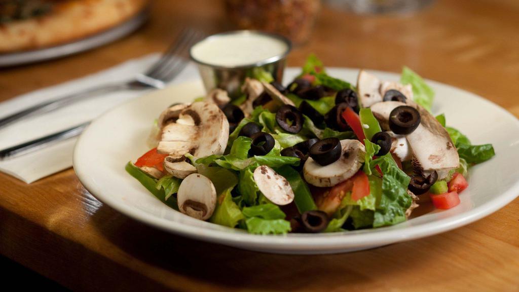 18Th Green · romaine // mushrooms  •  black olives  •  green peppers  •  roma tomatoes // with your choice of dressing: balsamic vinaigrette, caesar, ranch, raspberry vinaigrette, blue cheese, greek