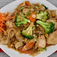 Pad See Ew / Flat Noodles · Flat rice noodles with a choice of meat, egg, carrots, and broccoli.