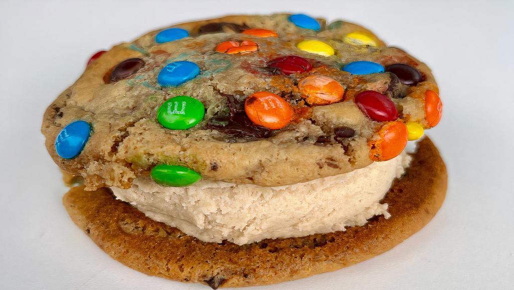 Sweet Sandwich · Build Your Own Sweet Sandwich
Served with your choice of an edible cookie dough sandwiched between two baked cookies.