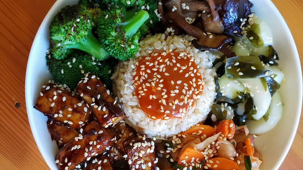 Bibimbap · Marinated Tempeh, Roasted Broccoli, Shitake Mushroom, Seaweed Pickle, Kimchi, Brown rice, Spicy Cashew Cream, Sesame seed & Scallion