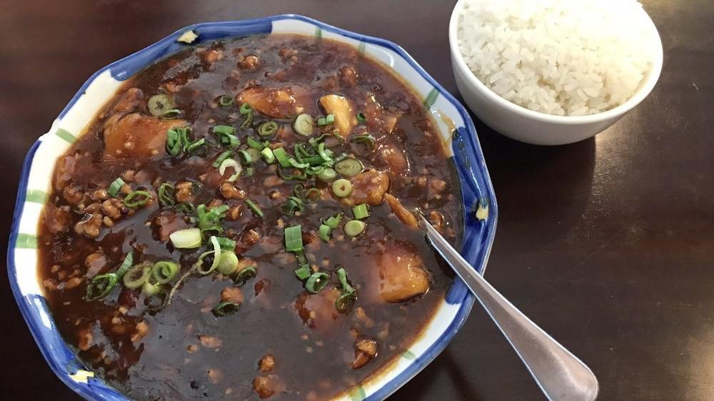 麻婆豆腐 Ma-Po Tofu · Spicy, soft tofu with ground pork and chili bean sauce.