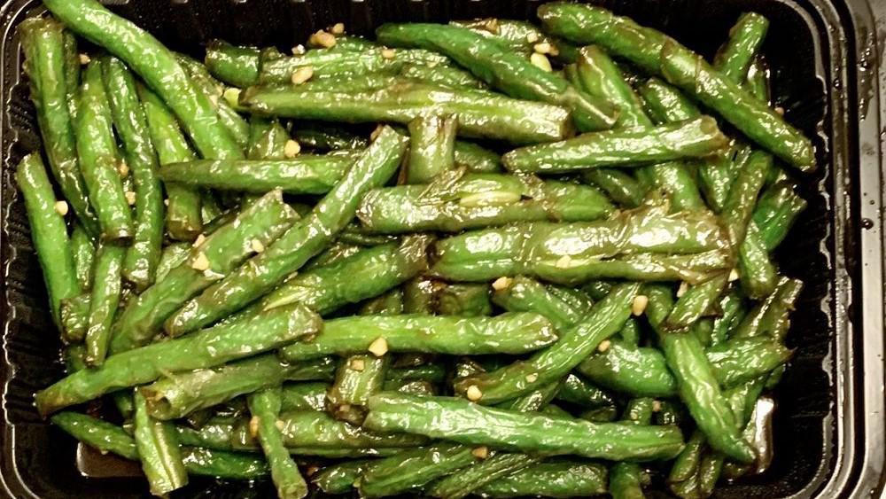 四季肥肠 Stir Fried Green Beans With Pig Intestines · 