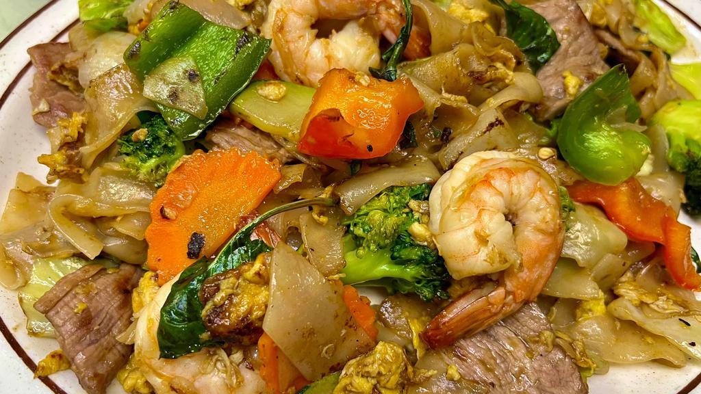 3. Drunken Noodle · Wide rice noodle stir fried with egg, bell pepper, onion carrot, broccoli, basil, zucchini, in hot chili sauce.