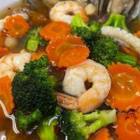 6. Lad Nah · Wide rice noodle cooked with soy sauce with broccoli, carrot in gravy topped with ground whi...