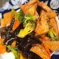 Home Style Vegetable Tofu 家常豆腐 · [VEGETARIAN]
Pan fried tofu stir fried with broccoli, wood ear mushroom and carrots in brown...