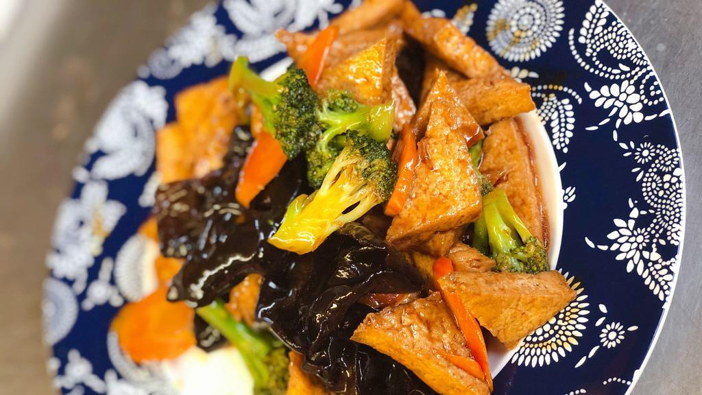 Home Style Vegetable Tofu 家常豆腐 · [VEGETARIAN]
Pan fried tofu stir fried with broccoli, wood ear mushroom and carrots in brown sauce(made in house).