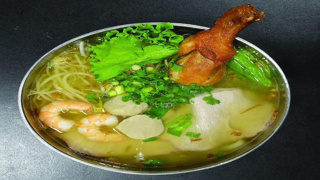 Mi Thập Cam · Egg noodle soup with chicken, pork, shrimp and fish balls