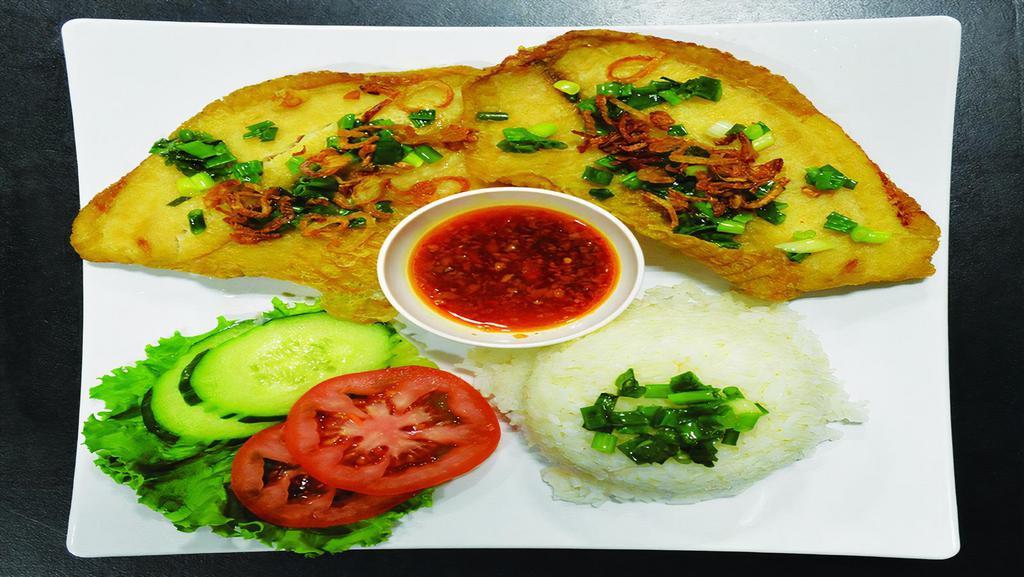 Cơm Cá Diệu Hồng Chiên Giòn & Mắm Me · Crispy fish with steamed rice.