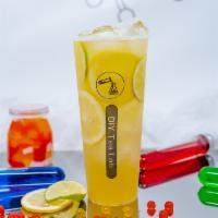 Kumquat Lemon Lime Green Tea · kumquat lemon lime syrup, lemon slices, lime slices