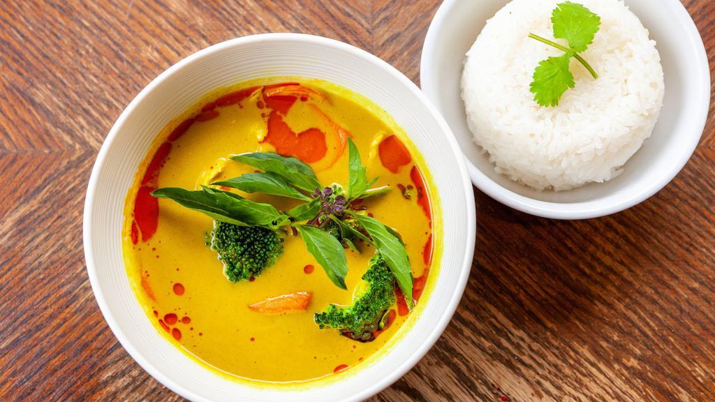 Vegetarian Curry (Gf,V) · Fried tofu, broccoli, cauliflower, and carrots in a light yellow coconut vegetarian curry broth. Served with jasmine rice, vermicelli rice noodles, or French baguette.