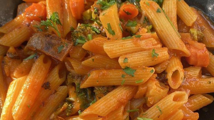 Penne Pesto Gamberetti · Prawns, shrimp, pesto, garlic, in cream sauce.