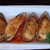 Golden Mussels (4) · New zealand mussels baked with spicy mayo and fish egg.