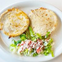 Mulitas · Soft corn tortillas with cheese, with meat and guacamole.