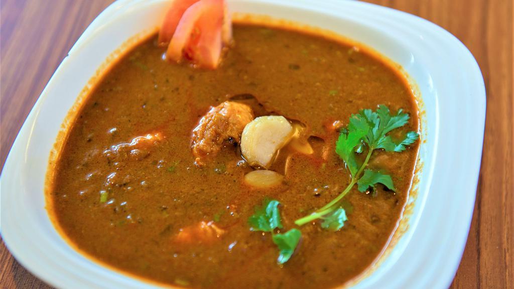 Aahaar Garlic Chicken Curry · Marinated chicken cubes in a spicy black pepper and garlic gravy.