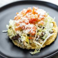 Sopes / Sopes · Carne, frijoles, lechuga, tomate, crema agria y queso. / Meat, beans, lettuce, tomate, sour ...