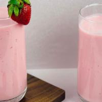 Fresa Strawberry Lassi · Delicious creamy drink with Strawberry, yogurt and milk (16 oz)