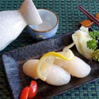 Hotate / Scallops · 2 pieces of Hokkaido scallops nigiri. Raw.