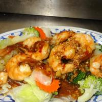 Goong Garlic · Sautéed prawns with lots of garlic sauce served on top of steamed vegetables.