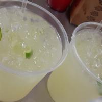 Limonada 32 Oz · Handcrafted drink (Lemon juice, club soda, syrup, ice, limes slices).