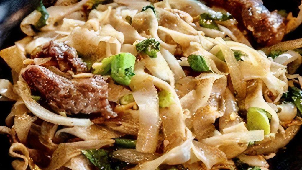 Drunken Noodle (Pad Kee Mao) ♨️♨️♨️ · Flat rice chow fun, Chinese broccoli (Gai Lan), yellow onion, egg, Thai basil, Thai chili, and mushroom. (3 Spicy)