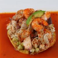 Tostada Playa Colorada · Jaiba original, caracol, aguachile, camaron cocido y  mayonesa. 
Crab, snail, aguachile, coo...