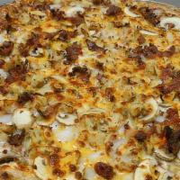 Bbq Kicker · BBQ sauce, white onion, mushroom, chicken, breakfast bacon, mozzarella and cheddar cheese.