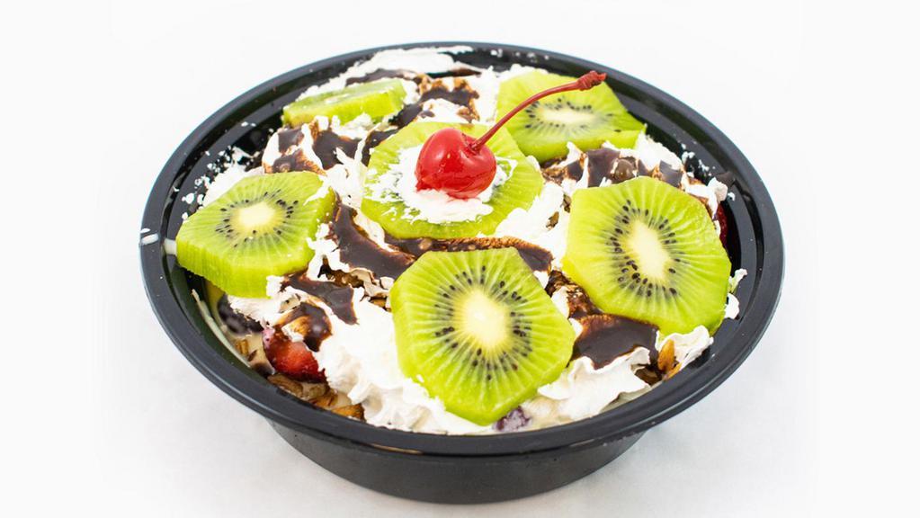 Escamocha · it is a container  prepared with pineapple banana strawberry grapes with lechera granola chantilli chocolate and decorated with kiwi
